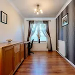 Roseburn Retreat 2B Free Parking